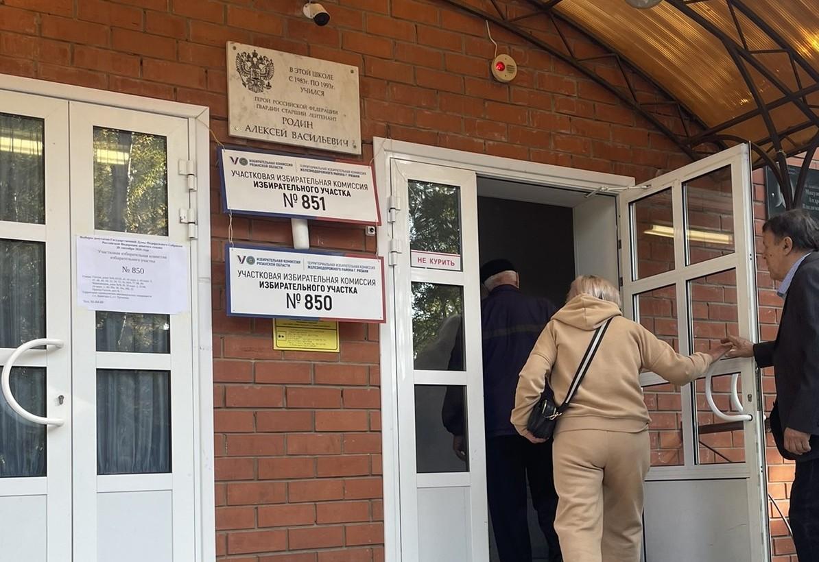 Photograph of the entrance to a polling place with the signage for the polling stations.